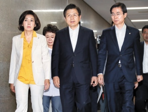 自由韓国党の黄教安代表（前列の中央）と羅卿ウォン院内代表（左）など指導部が８日午前、国会で開かれた最高委員会議に参加している。