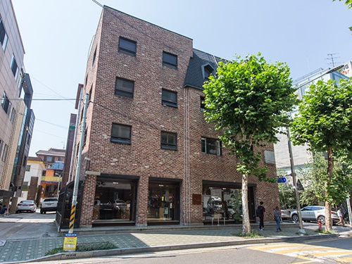 レンガ造りの外観が目を引く「大蟲遊園地（テチュンユウォンチ）」。カフェでは珍しいカウンター席など、こだわりのインテリアが演出するおしゃれ空間が人気です。