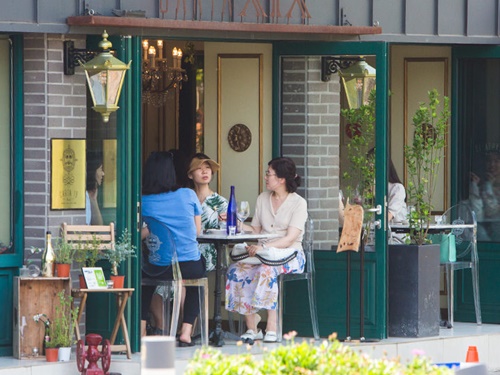 路地裏に静かに佇むおしゃれカフェたち。自分だけのお気に入りカフェを探しに、延南洞を気ままに散策してみてはいかがでしょうか？