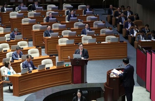 李洛淵（イ・ナギョン）首相（下）が１０日午後、国会本会議場で開かれた経済分野の対政府質問で金起善（キム・ギソン）議員の質問に答えている。