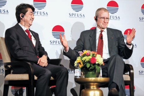 安倍首相（左）が２０１５年４月、笹川平和財団（ＳＰＦ）米国支部が主催した年次フォーラムに出席し、ブレアＳＰＦ米国支部理事長と対談している。［写真　ＳＰＦ米国支部］