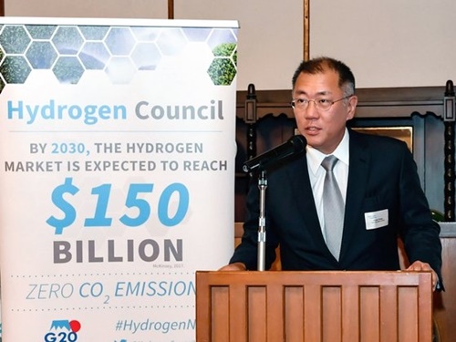 現代自動車グループの鄭義宣（チョン・ウィソン）首席副会長が先月日本で開かれた水素委員会夕食会で歓迎の挨拶を述べている様子。［写真　現代自動車グループ］