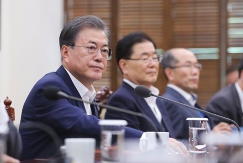 韓国の文在寅大統領が２２日、青瓦台で開かれた首席・補佐官会議で「国際分業体系の中で、平等かつ互恵的な貿易を持続していくためには、産業競争力の優位確保が必須だということを認識することになった」とし「多くの産業分野で日本の絶対優位を克服して追い越してきた。我々はできる」と述べた。［写真　青瓦台写真記者団］