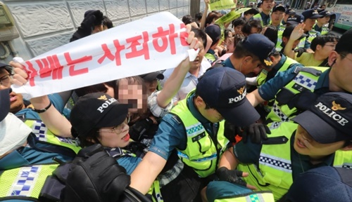 ２２日午後、釜山東区の日本総領事館に進入してピケデモなどを行った反日釜山青年学生実践団所属の大学生６人が警察に連行されている。ソン・ボングン記者