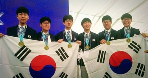 左から代表団であるチョ・ヨンジュン君（ソウル科学高校３年）、カン・ジウォン君（ソウル科学高校３年）、ソン・スンホ君（ソウル科学高校３年）、キム・ホンニョン君（ソウル科学高校３年）、コ・サンヨン君（ソウル科学高校２年）、キム・ジミン君（ソウル科学高校１年）。［写真　韓国科学創意財団］