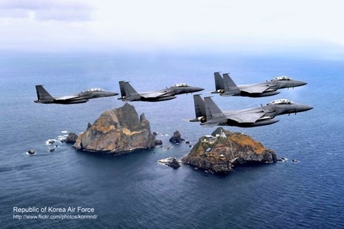独島上空を飛行中の韓国空軍Ｆ－１５Ｋ編隊［中央フォト］