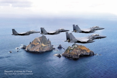 独島上空を飛行中の韓国空軍Ｆ－１５Ｋ編隊。［中央フォト］