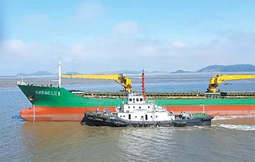 北朝鮮船舶の清流１号が昨年５月１６日、中国・丹東東江地域の海上で中国のテンダーボートから油類を密かに受け取る様子。イ・ユンゴル博士が北朝鮮内部の協力者から入手し、情報当局に提供した。［写真　イ・ユンゴル］