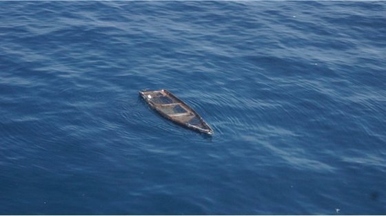 ７月１３日に鬱陵島北方１３キロメートル海上で見つかった木造船。この木造船は現場で破棄された。［写真　合同参謀本部］