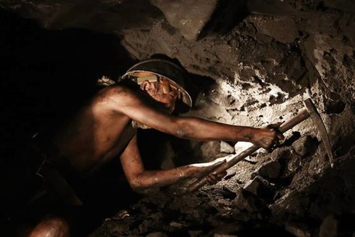 映画『軍艦島』の一場面。強制徴用された朝鮮人が日本端島の海底炭鉱で命をかけた労役をしている。［写真　映画会社］