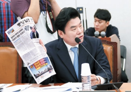 自由韓国党の元裕哲（ウォン・ユチョル）議員が３０日、国会外交統一委員会会議で中央日報を手に質問している。イム・ヒョンドン記者