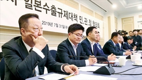 大韓商工会議所の朴容晩会長（左端）が３１日に国会で開かれた「日本輸出規制対策民官政協議会」の初会議で深刻な表情で参席者の発言を聞いている。キム・ボムジュン記者