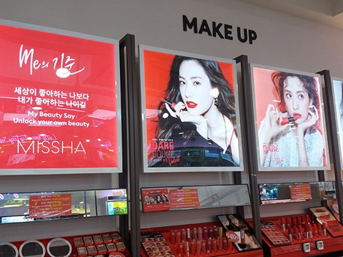 韓国の女子大生が集まるエリア・梨大（イデ）の「ＭＩＳＳＨＡ」ロードショップが「ｎｕｎｃ」の１号店として６月１３日に新オープン。ソウルの人気スポット・明洞（ミョンドン）や弘大（ホンデ、写真）にも店舗を構え、全国に続々と展開中です。