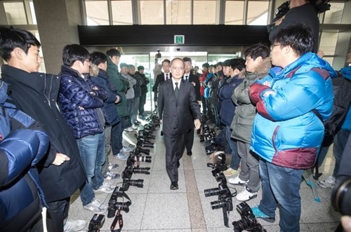 ２０１６年１１月２３日、ソウル国防部で韓日軍事情報包括保護協定（ＧＳＯＭＩＡ）に署名するために入場する長嶺安政駐韓日本大使の周囲で写真記者がカメラを下ろし、取材を拒否している。同日、国防部は日本とのＧＳＯＭＩＡ取材公開を要求する写真記者らに対し協定を公開できず、国防部側が撮影した協定写真を提供しないと明かした。これに対し写真記者らは非公開を認めないとし、取材拒否を決定した。このようにＧＳＯＭＩＡは締結から議論が伴う協定だった。［中央フォト］