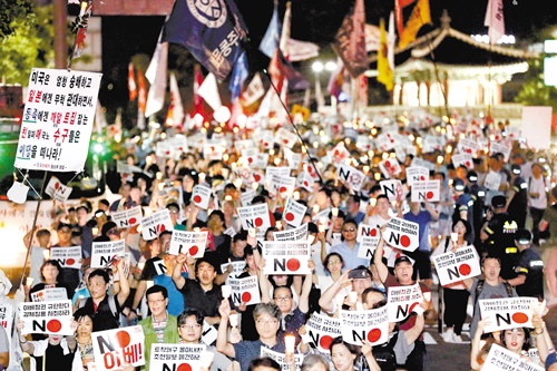 「反安倍」を叫ぶ韓国のろうそくデモ