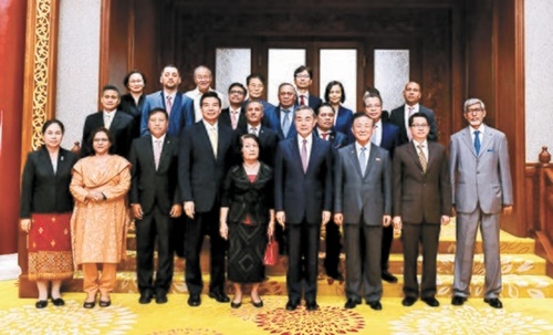 ７月１８日、中国の王毅国務委員兼外交部長（前列右から４人目）がアジア各国の大使を外交部に招待し交流会を行った。王国務委員のすぐ左にチ・ジェリョン北朝鮮大使が立っているのに対し張夏成大使は最後列に位置し、対照的だ。［写真　中国外交部ホームページ］