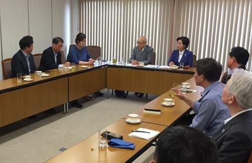 １日、東京で韓国国会議員ら約１０人で構成された訪日団が浜田成高博士（中央）と面談している。浜田博士の右側は面談を取り持った梁香子（ヤン・ヒャンジャ）元国家公務員人材開発院長。［与時斎提供］