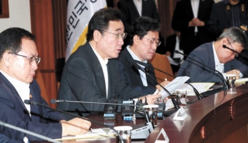 李洛淵（イ・ナギョン）首相（左から２人目）が８日、政府ソウル庁舎で開かれた国政懸案点検調整会議で「（日本が）３大輸出規制品目の一つの極端紫外線（ＥＵＶ）フォトレジストの韓国輸出を初めて許可した」と確認した。左から兪英民（ユ・ヨンミン）科学技術部長官、李首相、朴良雨（パク・ヤンウ）文化体育部長官。