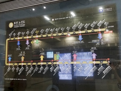 急行は、ホーム内にある路線図に赤で表示された駅にのみ停車するので、乗車前にチェック！それ以外の駅へは各駅停車の「一般」を利用するか、急行から一般へ乗り換えましょう。