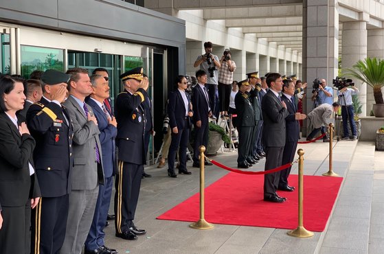 ９日、韓国の鄭景斗（チョン・ギョンドゥ）国防部長官（レッドカーペット上の右）と米国のエスパー国防長官（左）が両国の国歌が演奏される間、敬礼している。