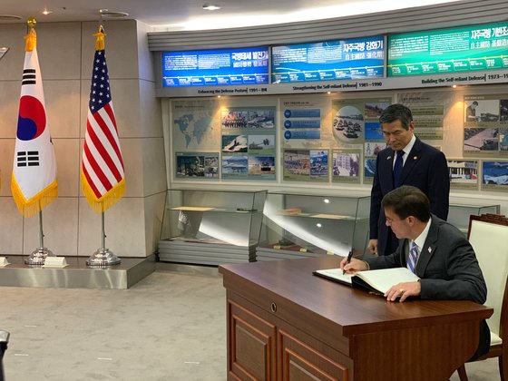 ９日、韓国国防部を訪れたエスパー米国防長官が訪問記念署名をしている。鄭景斗（チョン・ギョンドゥ）国防部長官がこれを見ている。