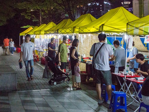 黄色いテントは「ａｐＭ　ＰＬＡＣＥ」の裏路地のほか、「東大門ファッションビズセンター」前でも見つけることができます。ナイトショッピングの途中にのぞいてみてはいかがですか？