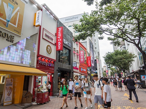 多くの韓国コスメ店が集まることで知られるショッピングタウン明洞（ミョンドン）。しかし最近はオンラインショッピングの隆盛でコスメ店は減少傾向。それに変わり、あるお店が明洞で急増しています。