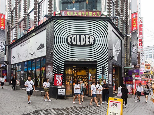 洋服ブランド「ＳＰＡＯ（スパオ）」等で知られるイーランドが経営する韓国発靴のセレクトショップ「フォルダー」周辺の通りは靴店が増え、コスメ店を圧倒しています。