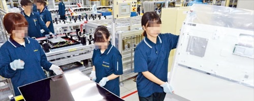 京畿道坡州にあるＬＧディスプレイのモジュール工場で職員がＬＣＤパネルを組み立てている。韓経ＤＢ