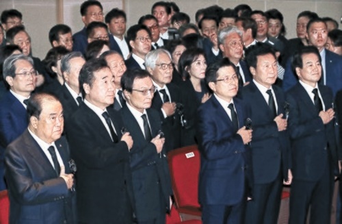 金大中元大統領の逝去１０周忌追悼式が１８日午前、国立ソウル顕忠院で開かれた。この日の追悼式で文喜相国会議長、李洛淵首相、李海チャン共に民主党代表、黄教安自由韓国党代表、孫鶴圭正しい未来党代表、鄭東泳民主平和党代表（前列左から）と出席者が国民儀礼をしている。