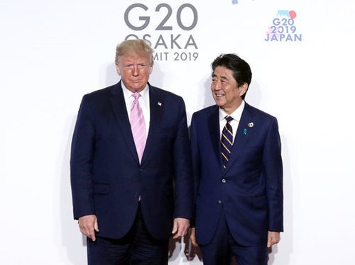 トランプ米大統領（左）が２８日午前、インテックス大阪で開催されたＧ２０首脳会議公式歓迎式で議長国の安倍晋三首相とあいさつしている。［青瓦台写真記者団］