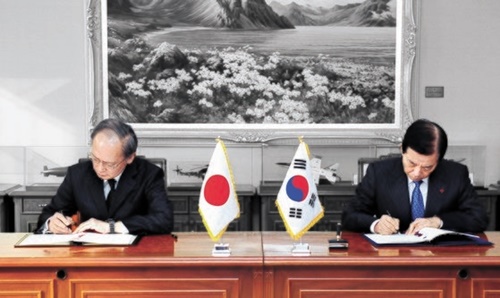 韓日両国は２０１６年１１月２３日、ＧＳＯＭＩＡを締結した。当時の韓民求（ハン・ミング）国防長官（右）と長嶺安政駐韓日本大使（左）が国防部庁舎で協定に署名した。当時、韓国はロシアやベトナムなど２４カ国（現在３５カ国）と協定を締結した状態だった。ＧＳＯＭＩＡは両国が毎年期限９０日前に破棄の意思表示をしなければ自動延長される。［写真　国防部］