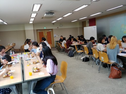 ２０日午前、ソウル大学国際大学院の建物で津田塾大学の学生とソウル大学の学生が議論しながら昼食を取っている。クォン・ユジン記者