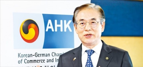 金孝俊（キム・ヒョジュン）韓独商工会議所会長がソウル龍山区にある商工会議所の事務室で両国企業間の相互協力の重要性について説明している。　キム・ウング記者