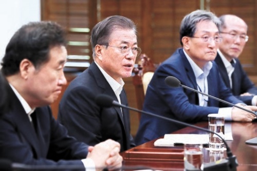 韓国の文在寅（ムン・ジェイン）大統領が２２日、青瓦台で韓日軍事情報包括保護協定（ＧＳＯＭＩＡ）関連のＮＳＣ常任委結果の報告を受けている。韓国政府はこの日、ＧＳＯＭＩＡを延長しないことを決めた。左側から李洛淵（イ・ナギョン）首相、文大統領、盧英敏（ノ・ヨンミン）秘書室長、金有根（キム・ユグン）国家安保第１次長。［写真　青瓦台］