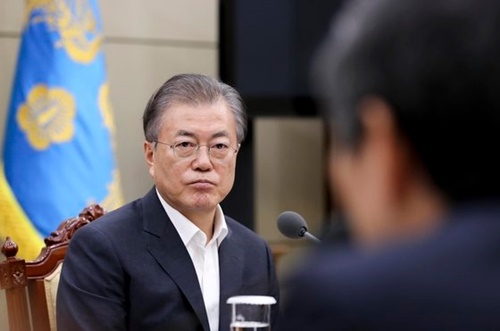 文在寅（ムン・ジェイン）大統領が２２日午後、青瓦台で韓日ＧＳＯＭＩＡ関連の国家安全保障会議（ＮＳＣ）常任委会議内容について報告を受けている。[青瓦台写真記者団］