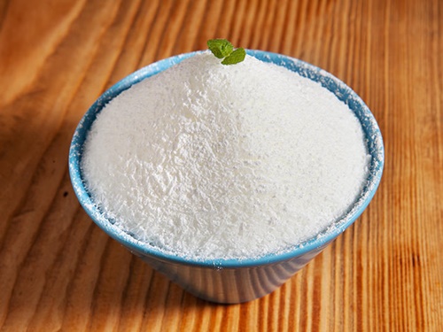 東大門（トンデムン）に本店を構える「北海氷水」では牛乳、練乳など８種類の材料を混ぜ合わせ、瞬間冷却機で一気に凍らせた、「雪花ミルク氷」（６，５００ウォン）が人気。パウダーのようにさらさらの氷はまるで雪のよう。