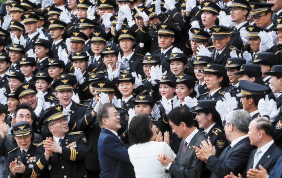 写真 警察学校の卒業式に出席した文大統領 Joongang Ilbo 中央日報 写真 警察学校の卒業式に出席した文大統領 Joongang Ilbo 中央日報