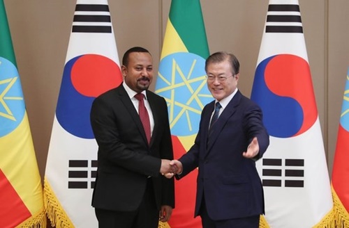 文在寅大統領が２６日に青瓦台で開かれたエチオピアとの首脳会談で、同国のアビー首相と握手をしている。［写真　青瓦台写真記者団］