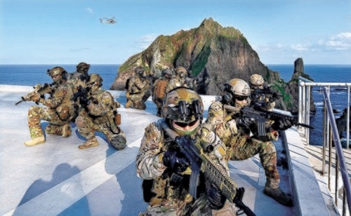 ２５日、韓国軍が独島防御訓練に突入した。史上初めてイージス艦「世宗大王」と陸軍特殊戦司令部が参加した．訓練初日、独島東島ヘリコプーター着陸地に着陸した海軍特殊戦旅団（ＵＤＴ／ＳＥＡＬ）隊員が作戦を展開している。［写真　韓国海軍］