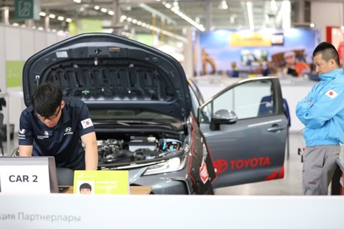 カザン国際技能五輪大会に参加した自動車整備職種のチェ・ジョンミン選手が大会を行っている。競技に使われた装備は日本のトヨタ自動車のもので、右側で競技場面を見守る審査委員も日本人だ。［写真　国際技能五輪記者団］