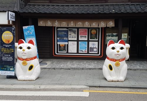 招き猫は日本で客やお金を呼び込むという意味を持つ。右手を挙げている猫は金運を、左手を挙げている猫は客を招くとされる。［写真　仁川中区庁］