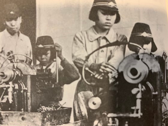 １４歳未満の児童も強制動員の対象になった。彼らはサトウキビ農場、飛行場、軍需工場などで働いた。日帝侵略の象徴であるゼロ戦の製造工場に動員された学徒労働隊の朝鮮人少女の姿。飛行機部品を削って組み立てる仕事をした。［写真　チョン・ヘギョン］
