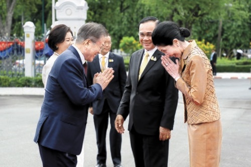 ２日（現地時間）、タイ総理室庁舎でプラユット・チャンオチャ首相夫妻に挨拶している文在寅大統領（左）と金正淑夫人（左奥）。［写真　青瓦台］