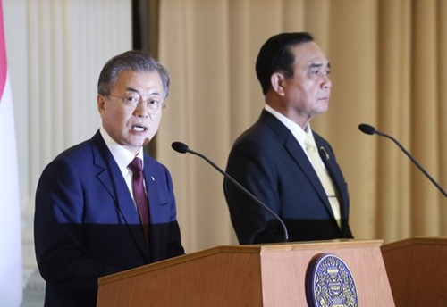 韓国の文在寅大統領がタイのプラユット・チャンオチャ首相と２日、バンコク総理室庁舎で首脳会談および各部署ＭＯＵ締結後に共同メディア発表に臨んでいる。［写真　青瓦台写真記者団］