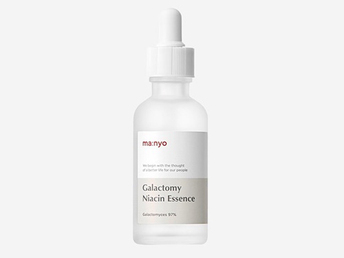 「魔女工場」の「ガラクトミーナイアシンエッセンス（５０ｍｌ、２９，０００ウォン）」は、「ガラクトミセス培養液」９７％含有の人気アンプル。※写真提供：魔女工場