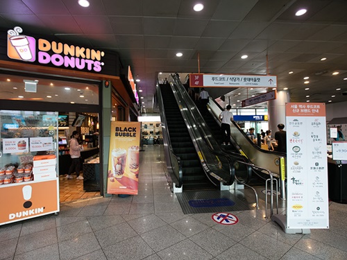 場所は、ソウル駅１階のダンキンドーナツ横にあるエスカレーターで３階まで上ると分かりやすいでしょう。