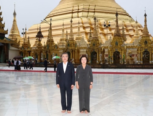ミャンマーを国賓訪問中の文在寅大統領と金正淑夫人が４日、ヤンゴンの「シュエダゴン・パゴダ」を訪問し、裸足で院内を見学している。カン・ジョンヒョン記者