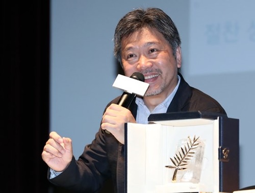 第２４回釜山国際映画祭の今年のアジア映画人賞に選ばれた是枝裕和監督。［写真　韓国ニッカンスポーツ］