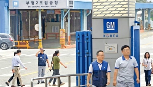 韓国ＧＭ労働組合が全面ストに入った９日、組合員が仁川富平工場の西門から入っている。　キム・ボムジュン記者